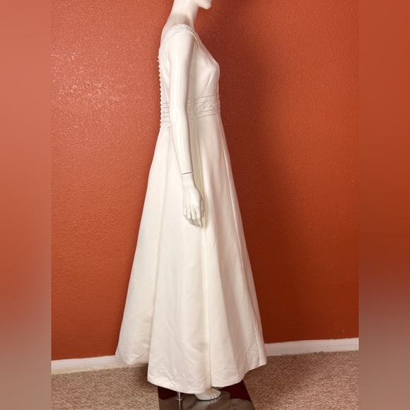 VENUS Informals White Sleeveless wedding Dress 12 - Picture 5 of 15